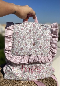 Mochila con volantes de flores combinado con vichy rosa empolvado