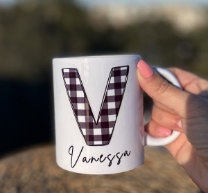 Taza vichy negro personalizada con inicial y nombre.