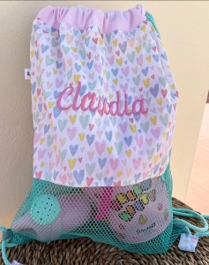 Mochila de rejilla con tela de corazones  para juguetes de playa personalizada