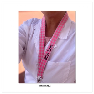 Lanyard vichy rosa fluor con bordado en negro