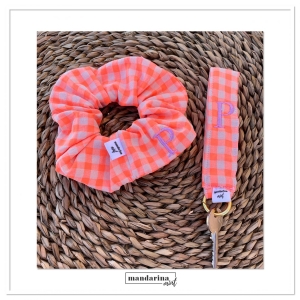 Conjunto scrunchies y llavero en vichy naranja flor