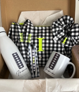 Pack regalo personalizado Vichy negro con bolso de mano + botella +taza + Lanyard doble nombre  +coletero.